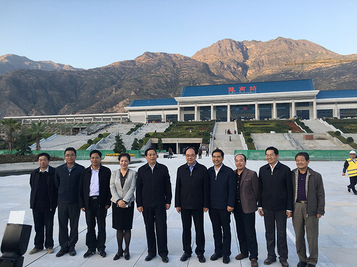 全國(guó)、省市政協(xié)委員體驗(yàn)蘭渝鐵路、視察階州廣場(chǎng)