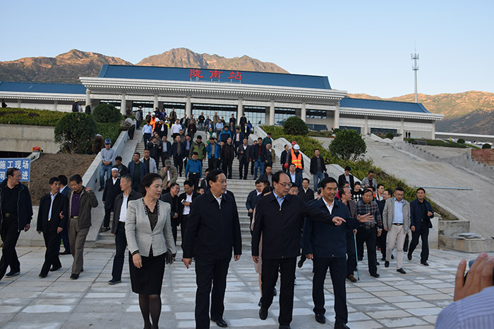 全國(guó)、省市政協(xié)委員體驗(yàn)蘭渝鐵路、視察階州廣場(chǎng)
