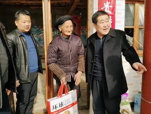 市龍江集團(tuán)在文縣橋頭鎮(zhèn)安子坡村開展“解難題、辦實(shí)事、送溫暖”活動(dòng)