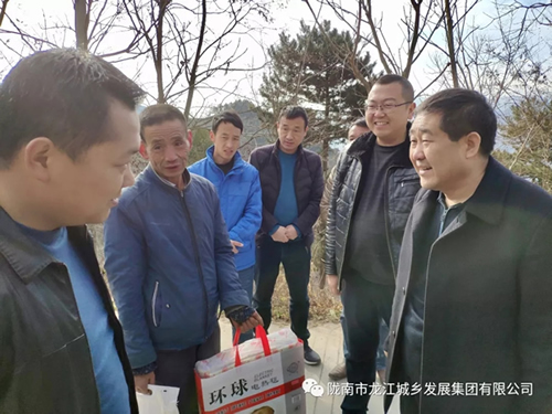 市龍江集團(tuán)在文縣橋頭鎮(zhèn)安子坡村開展“解難題、辦實(shí)事、送溫暖”活動(dòng)