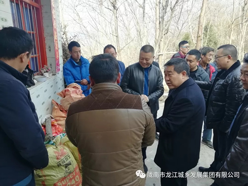 市龍江集團(tuán)在文縣橋頭鎮(zhèn)安子坡村開展“解難題、辦實(shí)事、送溫暖”活動(dòng)