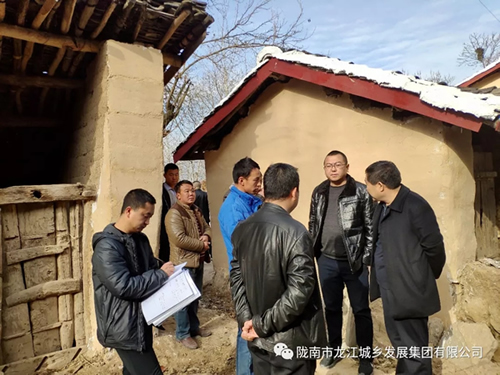 市龍江集團(tuán)在文縣橋頭鎮(zhèn)安子坡村開展“解難題、辦實(shí)事、送溫暖”活動(dòng)